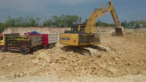 Excavator Komatsu Pc200 Loading Truck Di Tambang Youtube