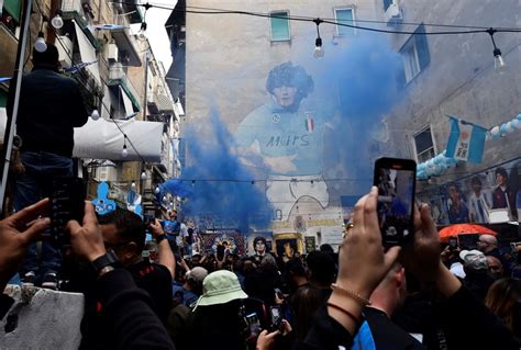 La Impactante Peregrinaci N De Los Hinchas Del Napoli Al Mural De