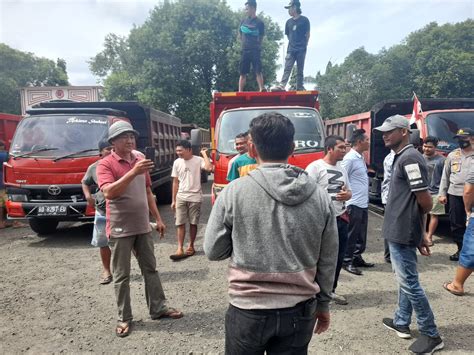 Puluhan Sopir Truk Geruduk Kantor Bupati Bengkulu Utara