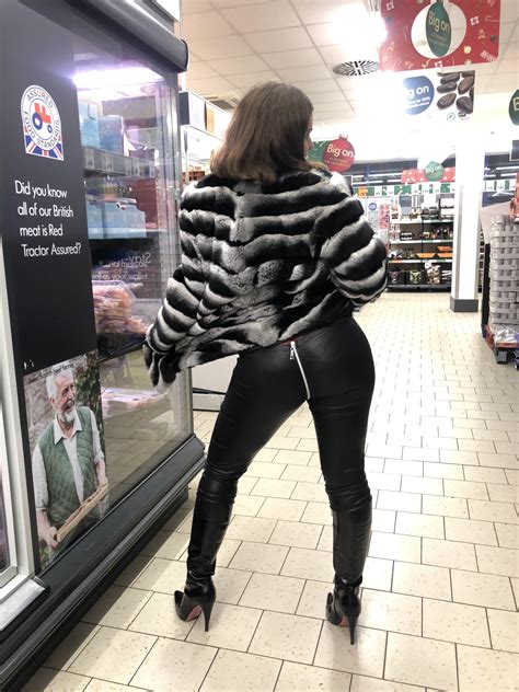 The zip goes all the way round. I would make you fully zip my leggings