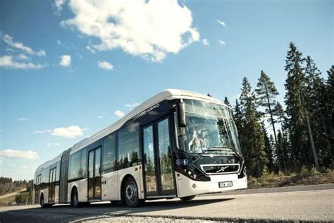 TMB adquiere 27 nuevos autobuses articulados híbridos de Volvo Viajeros