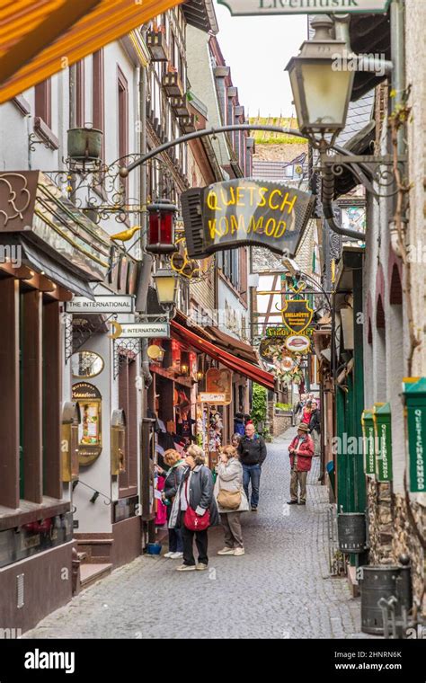 People Visit Famous Drosselgasse In Ruedesheim Stock Photo Alamy