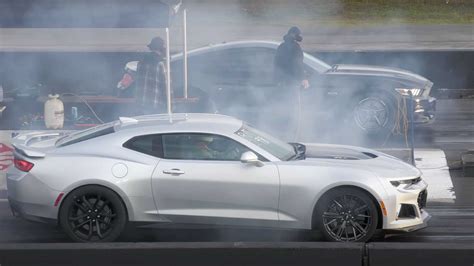 Descubrir 55 Imagen Mustang Vs Camaro Vs Challenger Drag Race Abzlocalmx