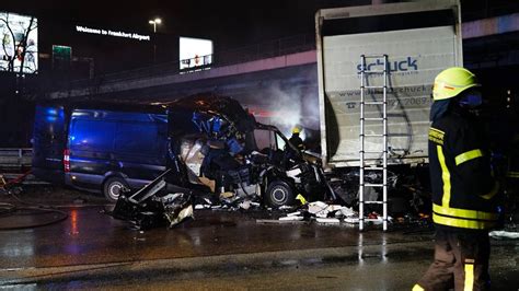 Unfall auf A3 bei Frankfurt Zwei Tote zwei Verletzte Lkw Führerhaus