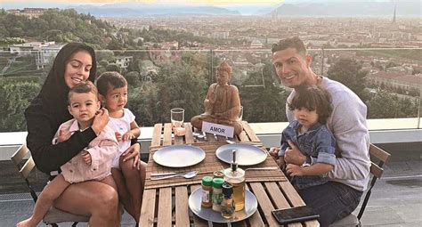 Família de Cristiano Ronaldo dividida nas férias a Ferver Vidas