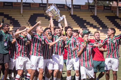 Fluminense vira nos acréscimos sobre o São Paulo e é campeão invicto da