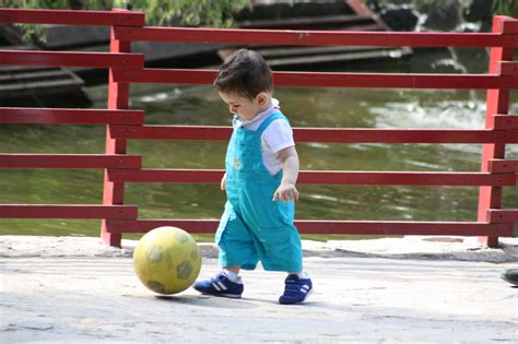 Fondos de pantalla parque jugando pelota niño jugar pequeño