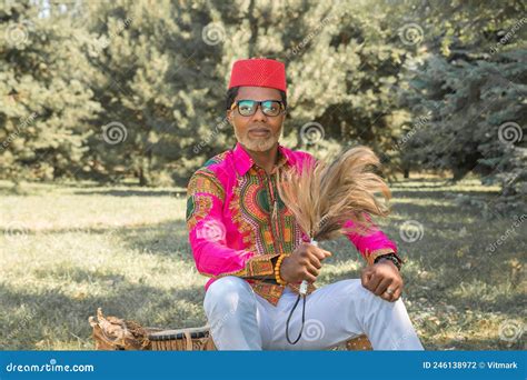 Un Beau Africain En Costume National Joue Un Djembe De Tambour Ethnique