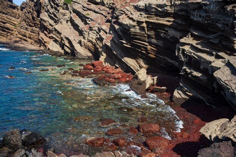 Vista De La Playa De Lava De Linosa Llamada Calcarella Sicilia Italia