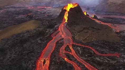 Iceland volcano: Hikers evacuated as lava spurts from new crack in ...