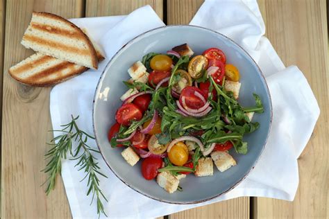 Tomatensalat mit geröstetem Brot Stylingkitchen