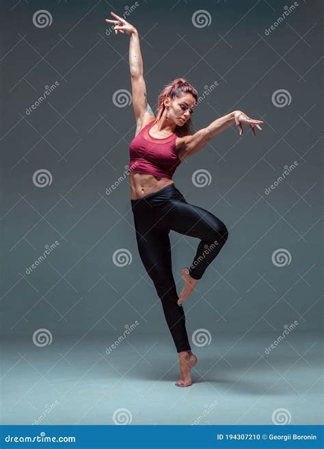 Jolie Jeune Femme Danseuse Dansant Pieds Nus Isol E Sur Le Fond Gris