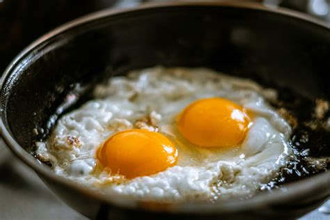 The Easy Way To Make Fried Eggs With Crispy Edges And Perfectly Cooked Yolks Every Time