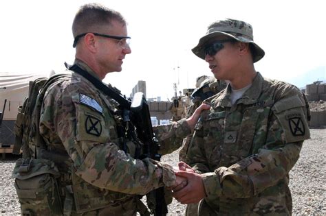 U S Army Col Sam Whitehurst Left Awards U S Army Pfc Shayneryan