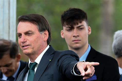 Filho 04 de Bolsonaro Renan rebola em vídeo influenciador gay