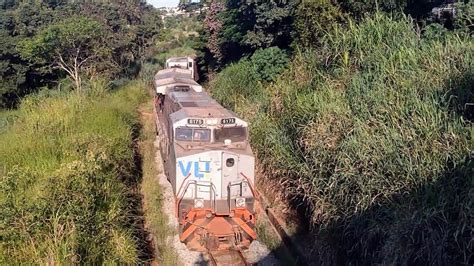 Trem Graneleiro Vazio Dash9 Liderando 5 Locomotivas Passando Embaixo