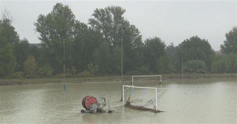 Parma Il Campo Da Calcio Sommerso Dall Acqua