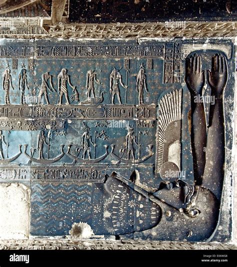 Egipto Dendera Ptolemaico Templo De La Diosa Hathor Vista Del Techo Con