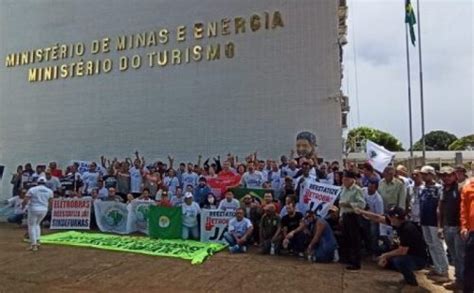 Ato Em Frente Ao Mme Pede A Reestatiza O Da Eletrobras