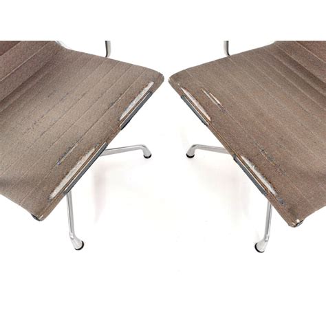 Paire De Fauteuils De Bureau Vintage EA 107 Par Charles Ray Eames