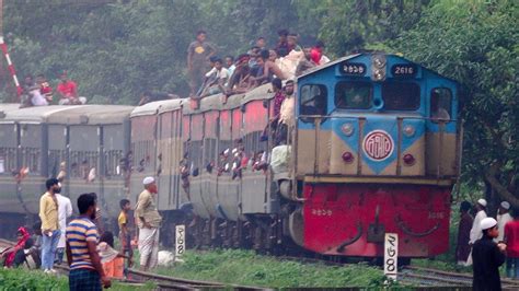 Overcrowded Karnaphuli Express Train Arriving At Narsingdi Railway