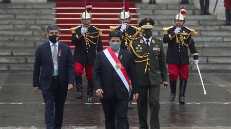 Perú Pedro Castillo Cumple Un Año En El Poder En Plena Crisis Política