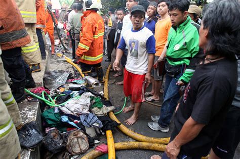 FOTO Rumah Di Kawasan Padat Penduduk Pondok Kelapa Ludes Terbakar