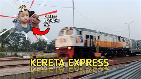 Kereta Api Ekonomi Kereta Api Express Gantian Melintas Di Stasiun Klari