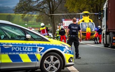 T Dlicher Unfall Auf Der B Bei M Hnesee Fahrer F Hrt Gegen Baum