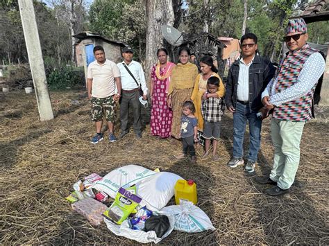 धनगढीमा चैतन्य पाठशालाका अध्यक्ष जोशीद्धारा आगलागी पीडितलाई खाद्यान्न सहयोग