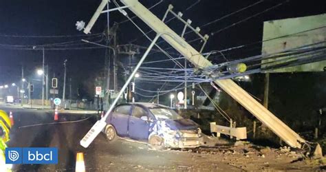 Conductor choca con poste eléctrico y deja a cientos de clientes sin