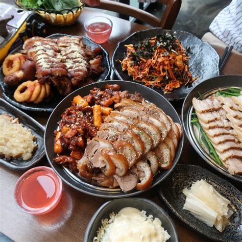 대전 봉명동 맛집 ‘마녀족발 봉명점 할로윈 분위기의 매장에서 양질의 메뉴 판매