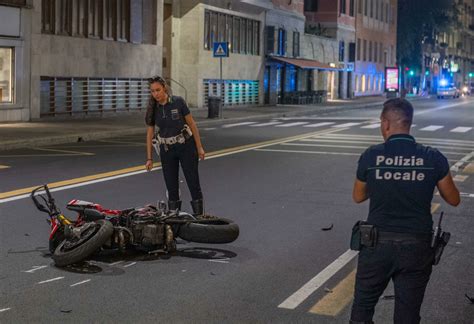 Bergamo Incidente A Bonate Sotto Scontro Tra Moto E Camion Morto Un