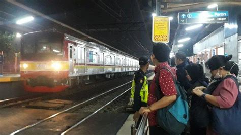 Krl Gerbong Wanita Dilempari Batu Di Stasiun Tanjung Barat Kaca Pecah