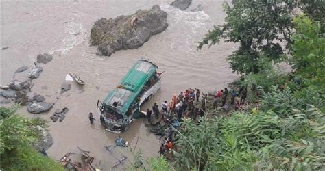 धादिङको गजुरीमा भएको बस दुर्घटनामा ९ जनाको मृत्यु