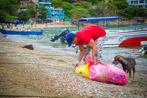 400 Voluntarios retiran de la bahía de Taganga dos toneladas de basura