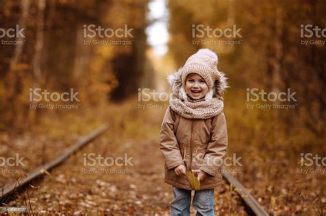 레일 위를 걷는 어린 소녀 가을에 대한 스톡 사진 및 기타 이미지 가을 걷기 겨울 Istock