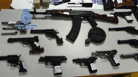 La Policía Nacional incauta numerosas armas de fuego y un depósito de