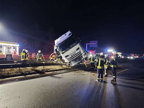 Lkw Unfall Auf A Vollsperrung Sorgt F R Verkehrschaos Unf Lle