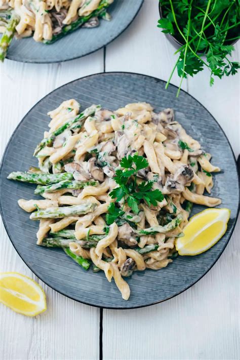 Cremige Pasta mit grünem Spargel und Champignons 30 Min