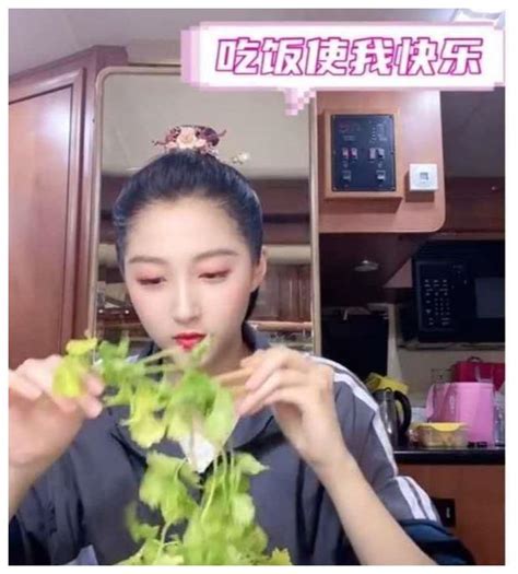 女明星减肥秘诀，关晓彤直播吃蔬菜，鞠婧祎吃面包嚼33下财经头条