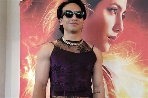 Jefri Nichol Tampil Nyentrik Saat Pakai Tanktop Ungu Di Gala Premiere