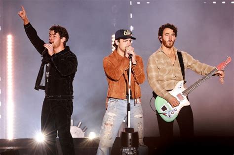 Nick Jonas, Joe Jonas sing 'Jealous,' 'Cake By The Ocean' at Manila ...