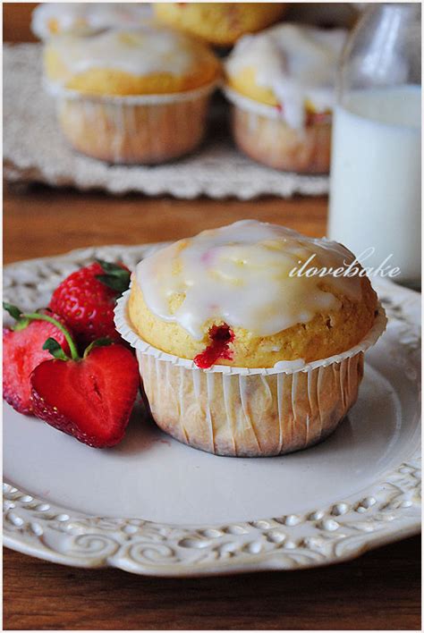 Lukrowane muffinki z truskawkami jak pączki przepis ILoveBake pl