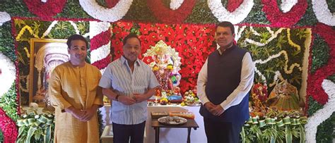 Maharashtra Cm Devendra Fadnavis Visits Senior Congress Leader Narayan Rane For Ganpati Mercury