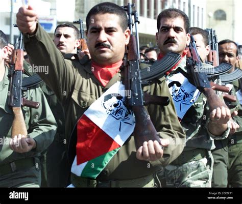 Saddam Hussein Parade Banque Dimage Et Photos Alamy