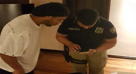 Ronaldinho está detenido por usar pasaporte falso en Paraguay