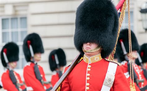 Se desmayan tres soldados británicos debido al calor en Londres