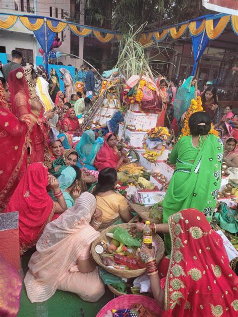 Chhath Puja 2022 अस्त होते सूर्यदेव को अर्घ्य देकर मांगी जीवन में संपन्नता छठी मईया से कहा