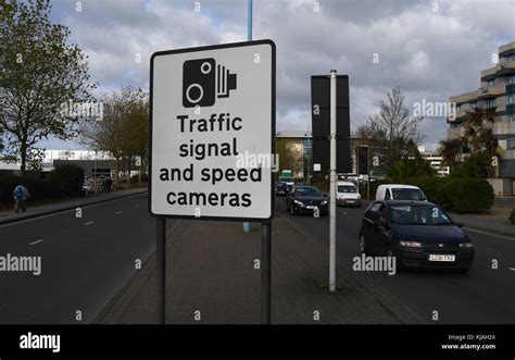 Señal de tráfico y signo de radares de velocidad con coches